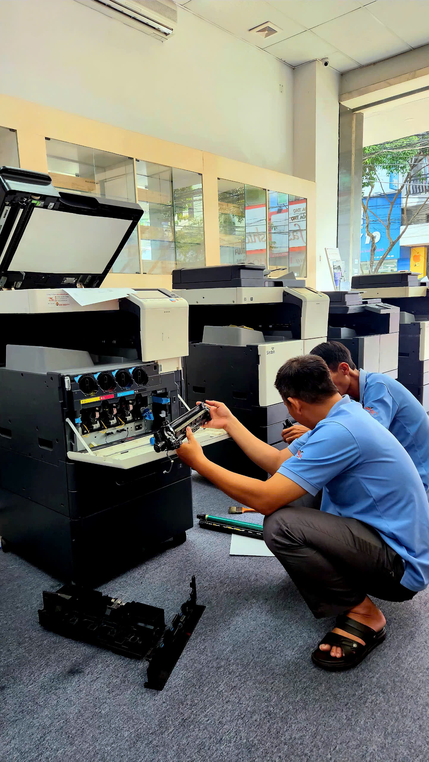 Thợ sửa chữa máy photocopy